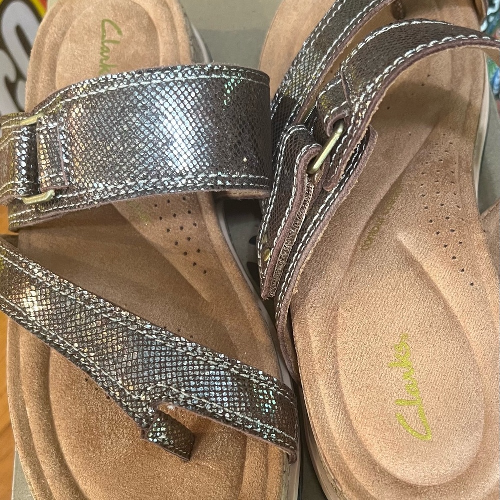 CLARKS Womens “Yacht Beach” Leather Bronze Metallic Thong Sandals 8.5